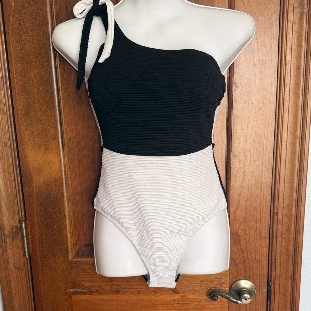 Amazon Monochrome One-Shoulder Women's Swimsuit